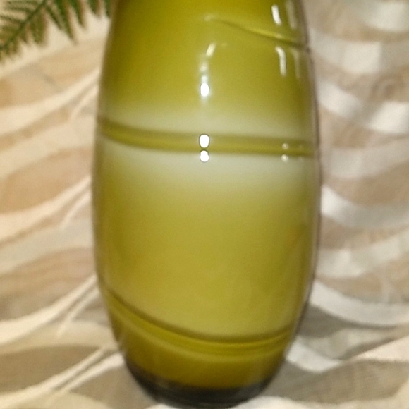 Stunning Vintage Green Swirled Art Glass Vase - Picture 2 of 10